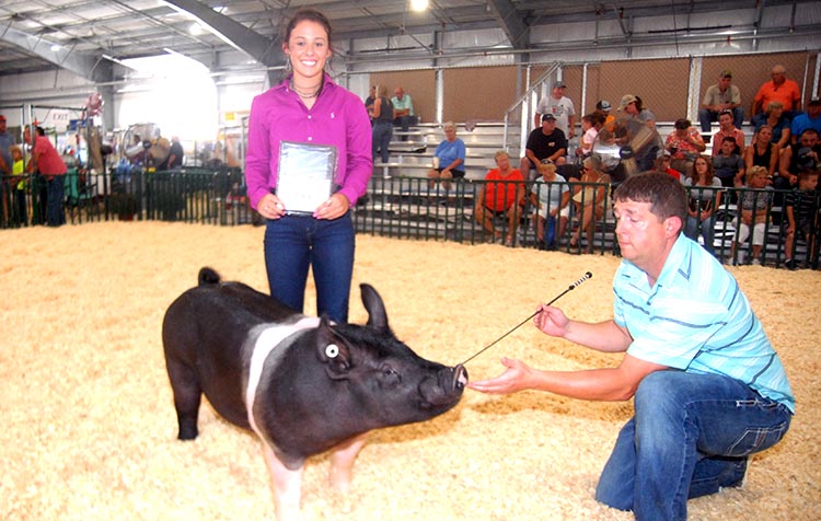 Fearon outshines competition in Swine Showmanship
