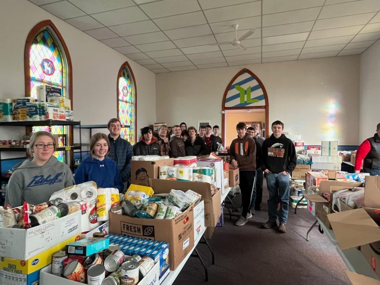 Versailles FFA Helps Spread Christmas Cheer