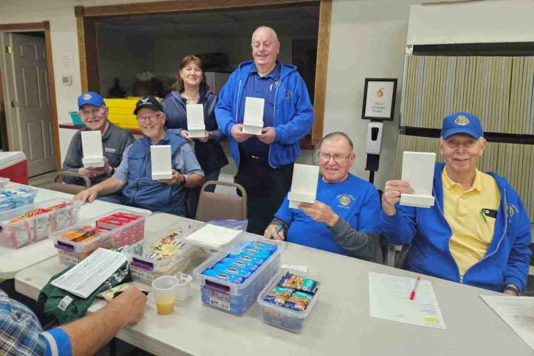 Union City Lions Build Gifts for Solvita Blood Drive